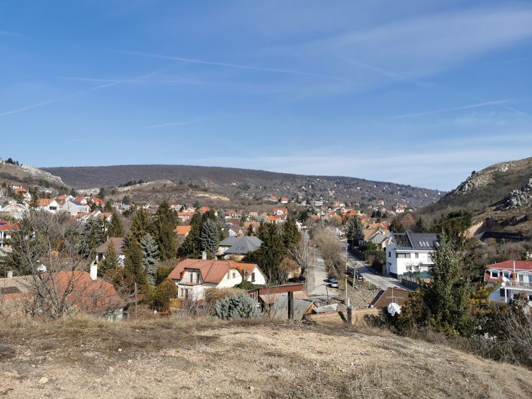 Frankhegy vízellátása: évtizedek óta várják a teljes közművesítést Budaörs egyik városrészében