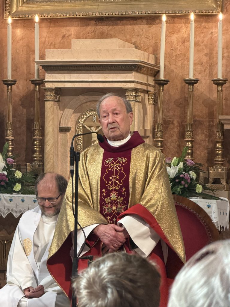 Hűség és közösség – Vasmisén köszöntöttük János atyát