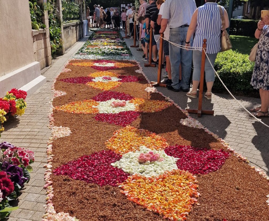 Úrnapi körmenet és virágszőnyeg Budaörsön