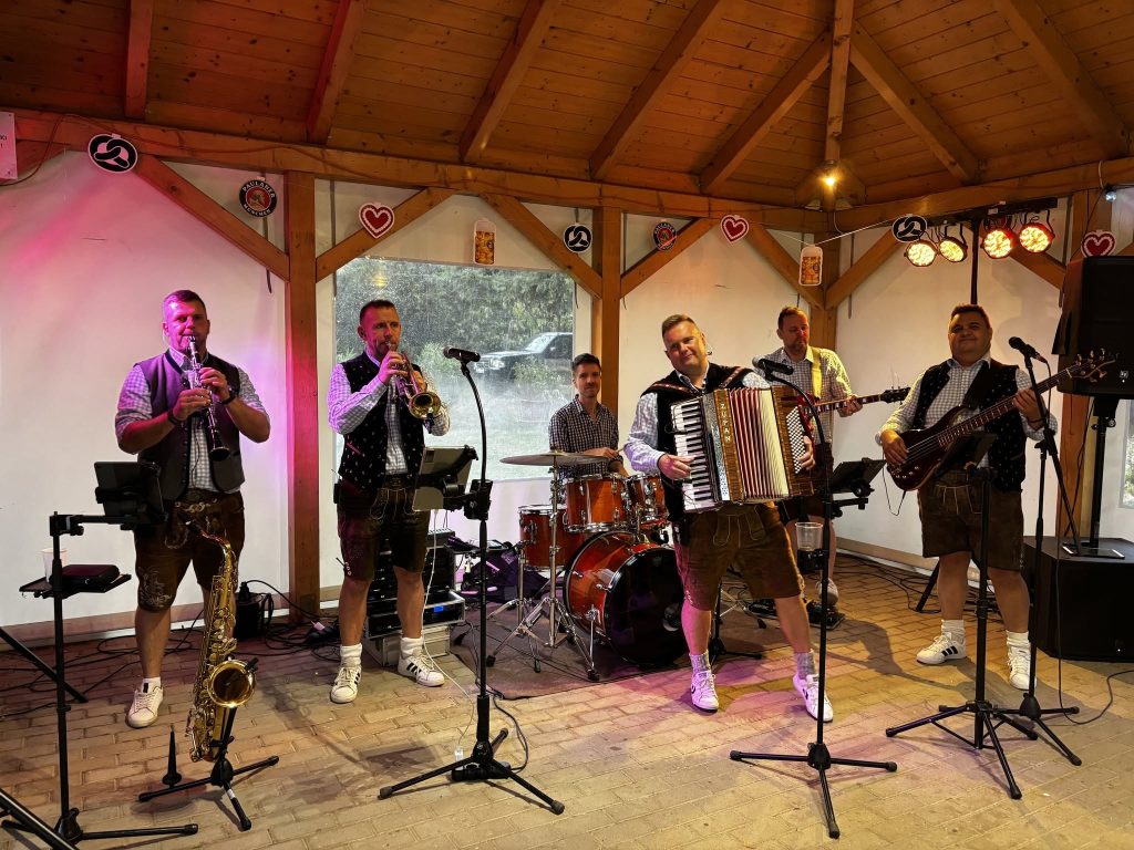 Hagyomány, közösség és jókedv – ilyen volt a VIII. Budaörsi Oktoberfest - Szomori Fiúk
